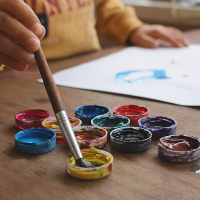 child draws gouache